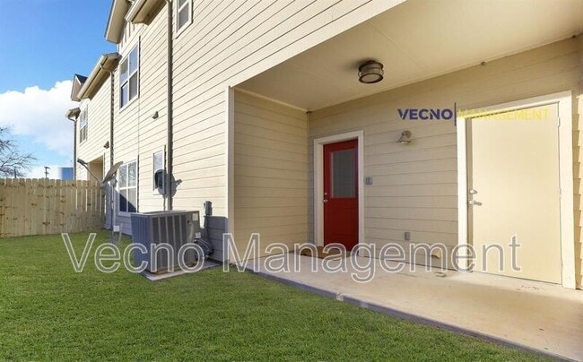 Building Photo - 221 Circle Ct