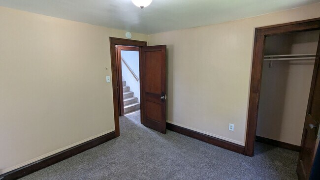 Building Photo - Spacious 4-bedroom, 1.5-bath home in Akron