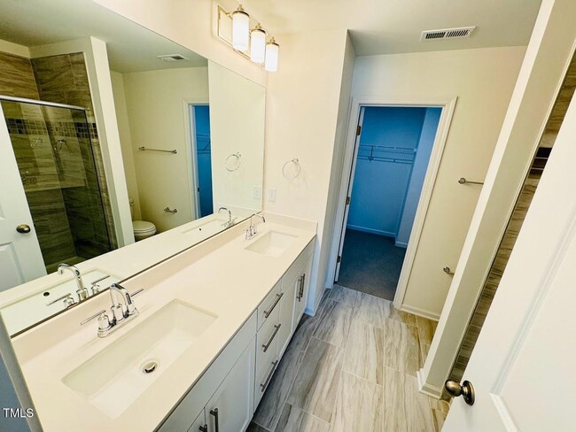 Building Photo - 4 Bedroom End Unit Townhome for Rent