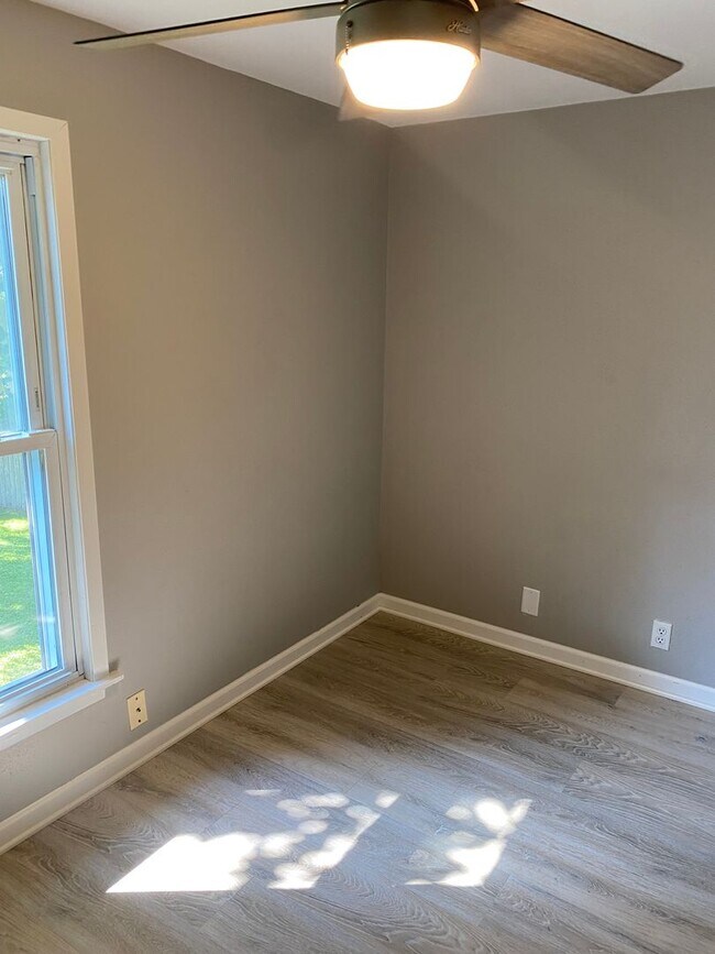 Building Photo - 5 Bed 2 Bathroom Home in Whitewater