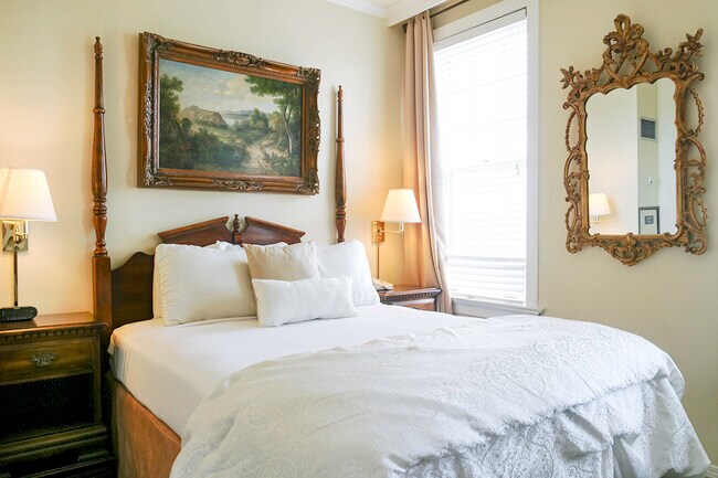 Queen Suite Bedroom - 101 N Jackson St