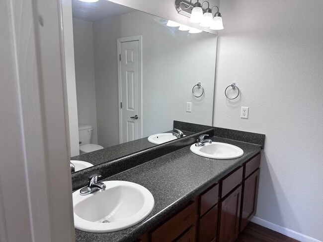 Building Photo - 3 Bed | 2.5 Bath | 2 Car Garage Townhome in Grain Valley