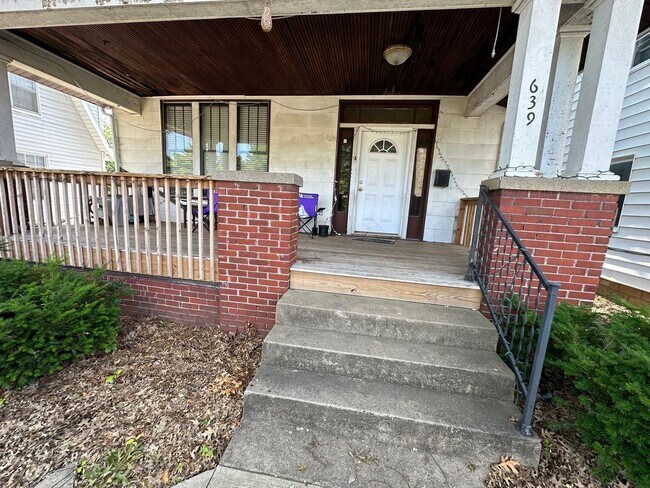 Building Photo - 639 S Rotherwood Ave