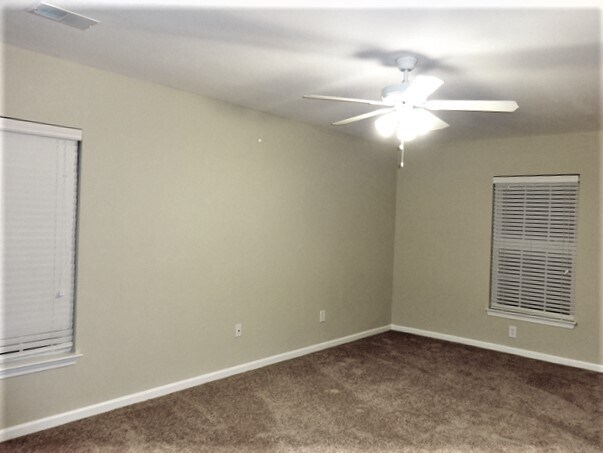 Building Photo - 8740 Red Oak Dr