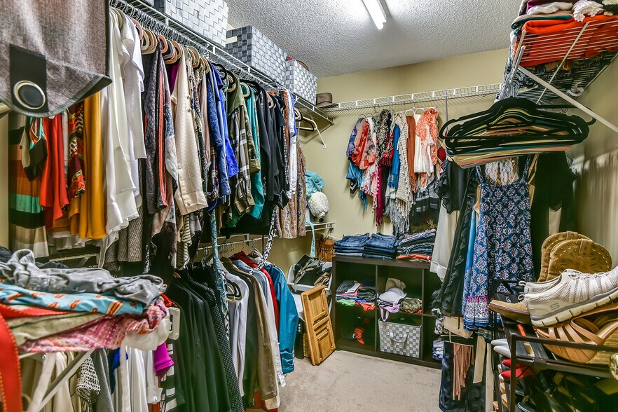 Building Photo - 6165 Pattingham Dr