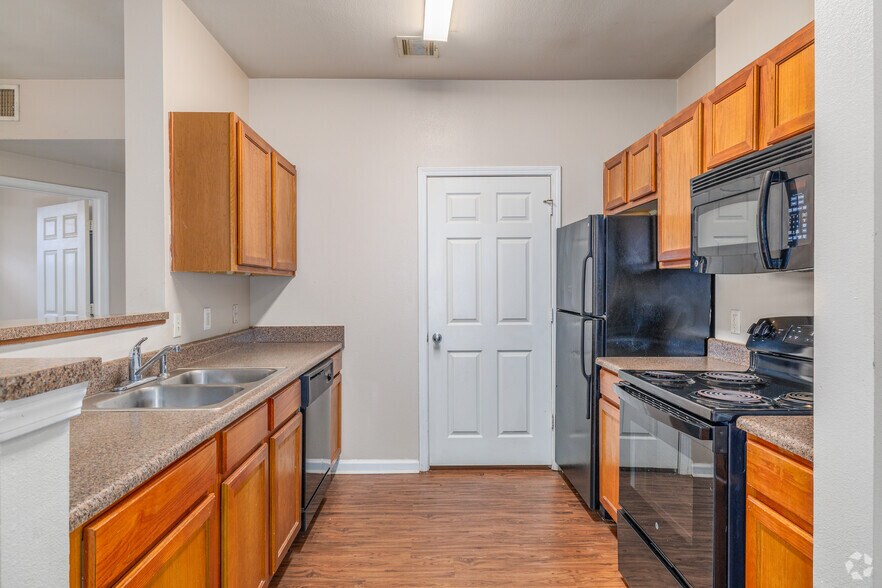 2BR, 2BA - 1,000SF - Kitchen - Home Towne At Conway