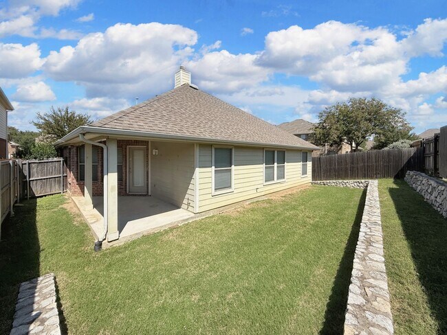 Building Photo - Beautiful, spacious 3B/2B home near the lake