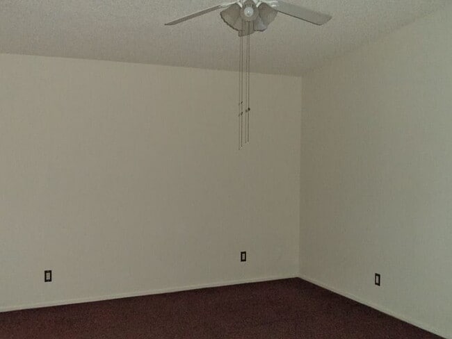 Building Photo - "Charming 2-Bedroom Retreat with Spacious ...
