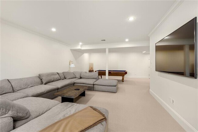 Building Photo - 303 Howland Ave