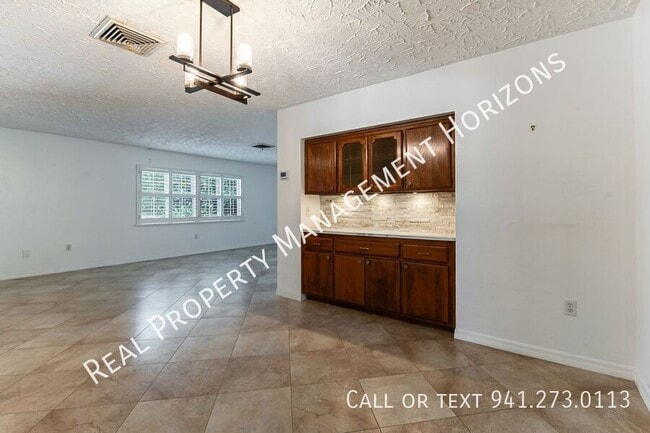 Building Photo - 5217 Canterbury Dr