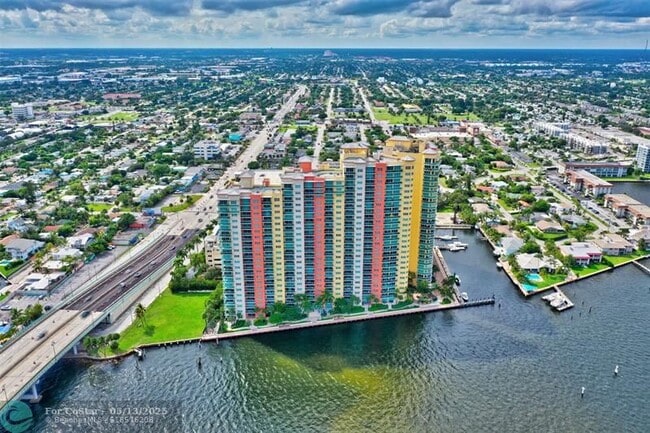 Building Photo - 2640 Lake Shore Dr