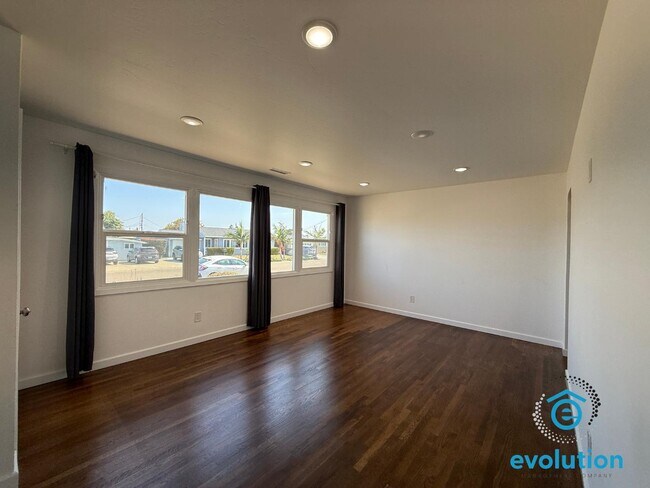 Building Photo - 843 Grove Ave