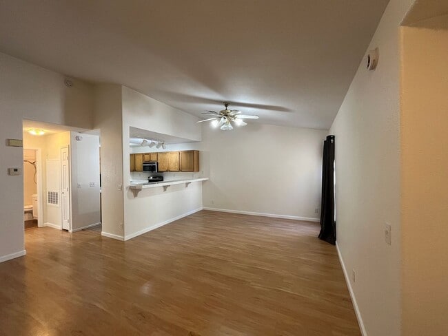 Building Photo - Fantastic 2 Bedroom Condo with Attached Garage