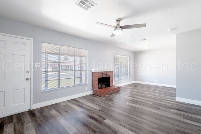 Building Photo - 3 Bedroom/1 Bath Home - $1895 Per Month! M...