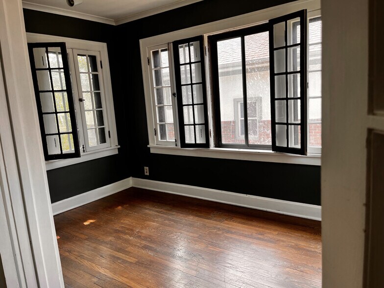 Building Photo - 5035 Walnut St