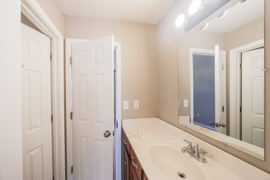 Building Photo - 5375 Pollard Dr