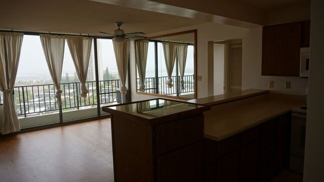 Building Photo - 2-bedroom, 1-bathroom unit with stunning m...