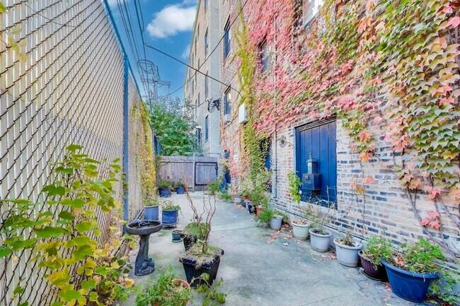 Building Photo - 636 W Waveland Ave