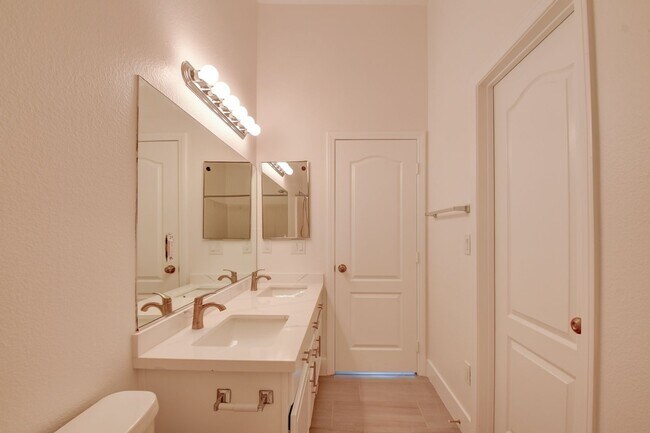 Building Photo - Gorgeous 3 bedroom 2.5 bathroom Townhome c...