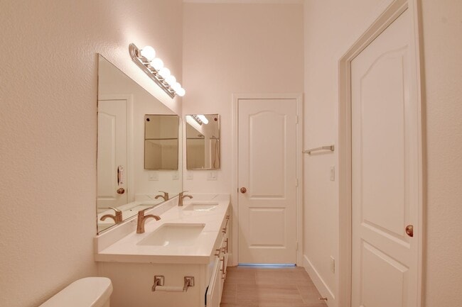 Building Photo - Gorgeous 3 bedroom 2.5 bathroom Townhome conveniently located in the heart of Henderson.