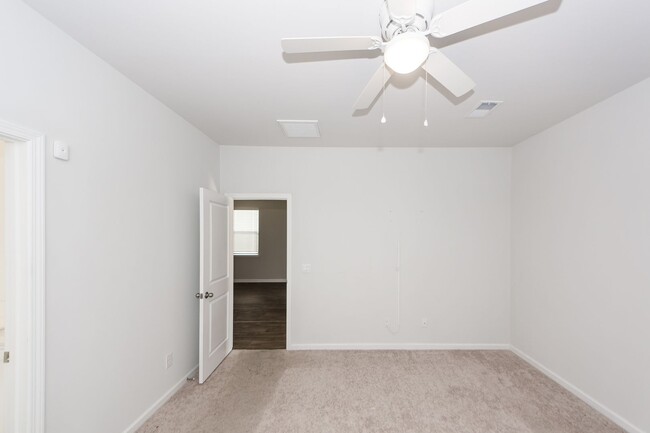 Building Photo - 4 Bedroom 2.5 Bath House in Grand Oaks Pla...