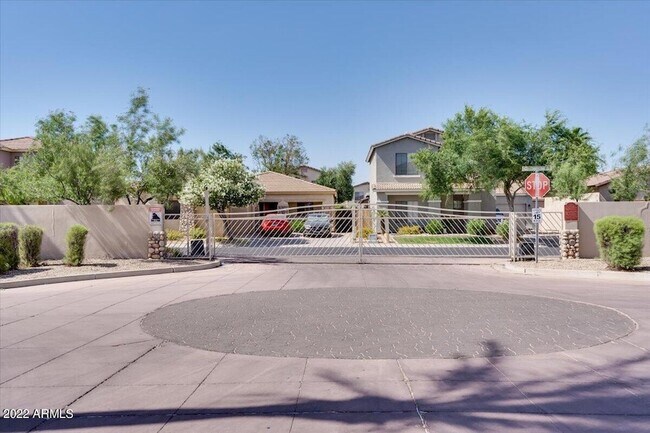 Building Photo - 902 E Madeline Dr