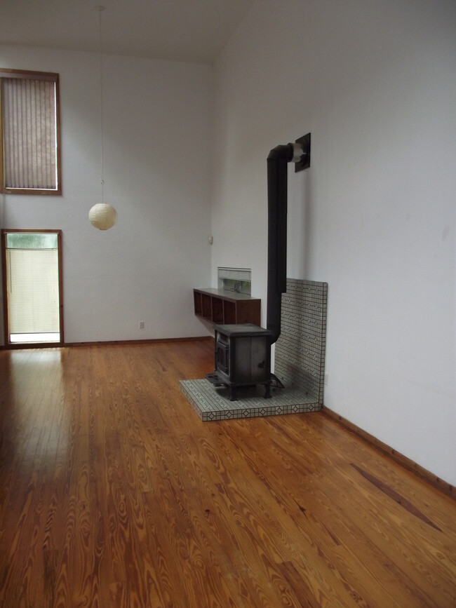 Building Photo - Close proximity to Lake Wauburg & Payne's ...