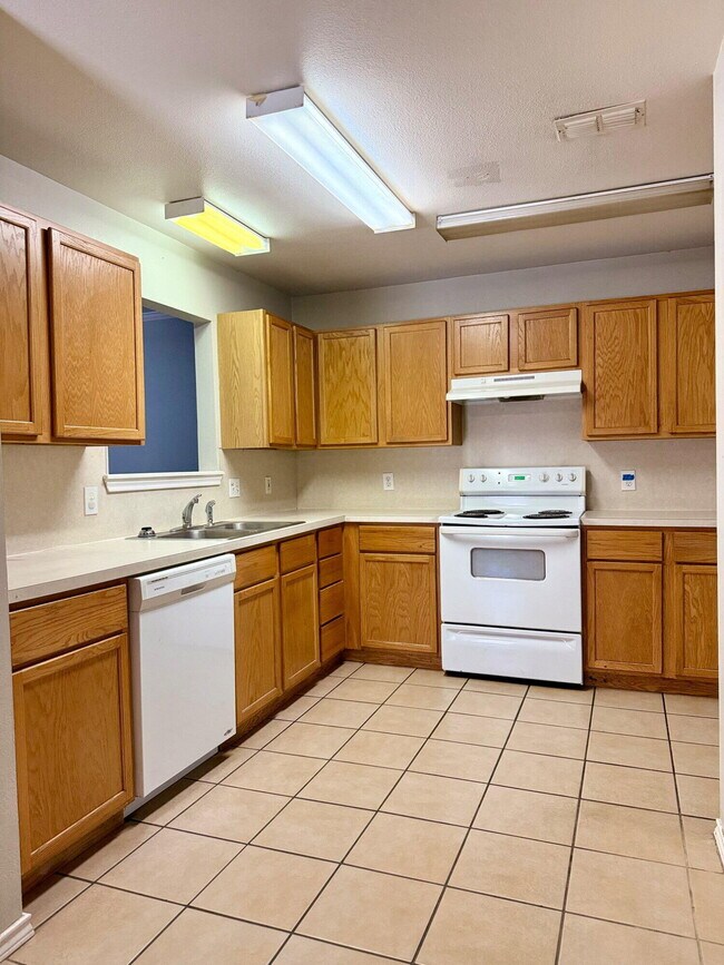 Building Photo - 304 N Brentwood Ave