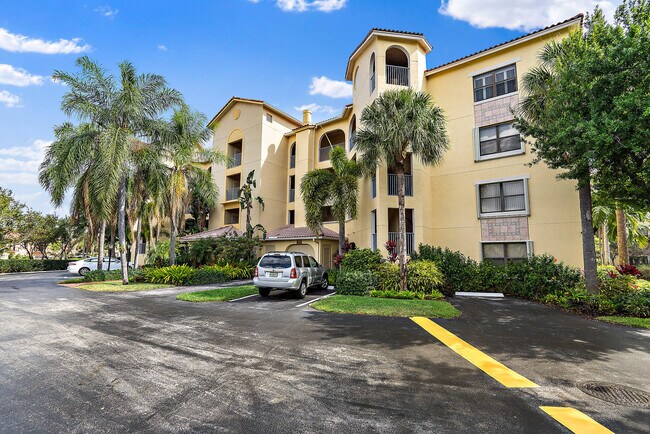 Building Photo - 300 Uno Lago Dr
