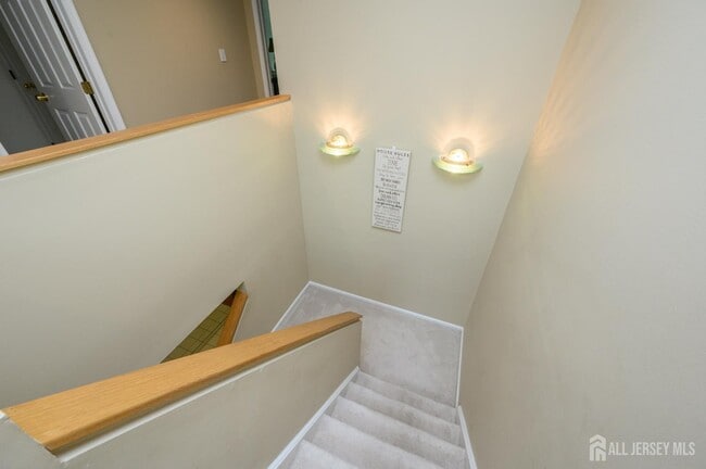 Building Photo - 84 Ridge Dr