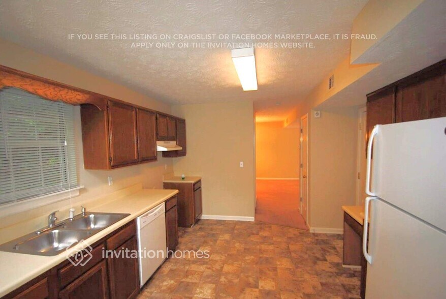 Building Photo - 5695 Western Hills Dr
