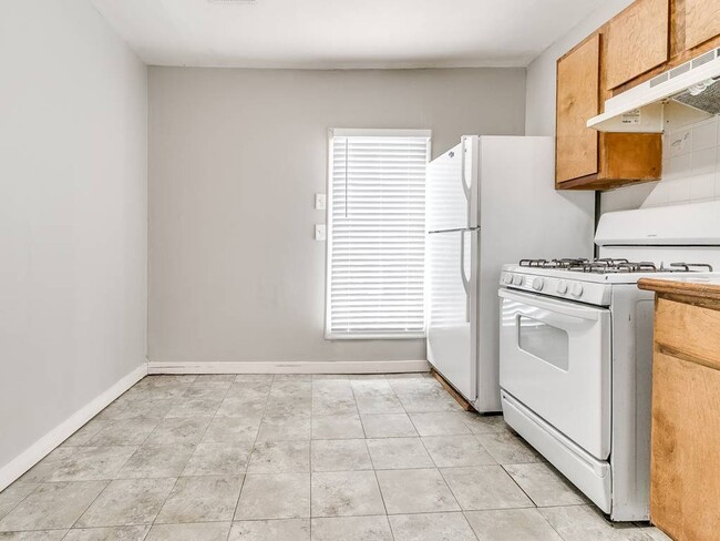 Building Photo - Cute Duplex - Upper Unit!