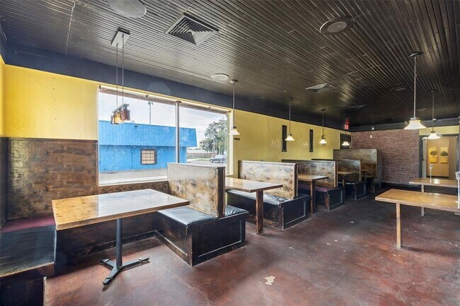 Building Photo - 327 S Green Ave