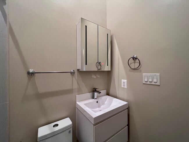 Building Photo - 625 Park Rd NW