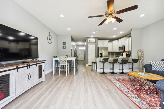 Building Photo - 7664 Shadow Lake Dr