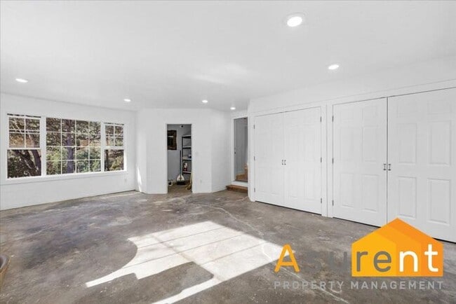 Building Photo - Jacksonville Home with in home office internet included.