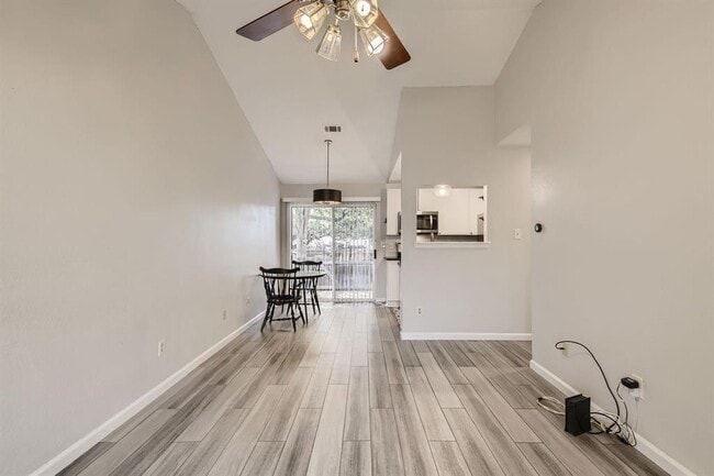 Building Photo - 1015 E Yager Ln