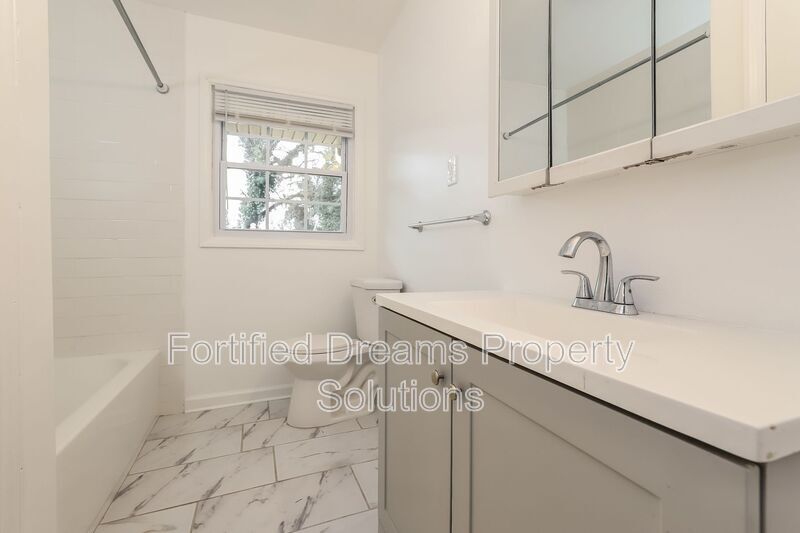 Building Photo - 5805 Highlawn Dr