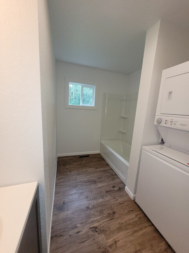 Building Photo - 711 E 10th St N