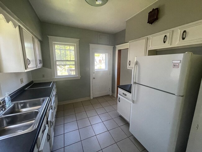 Building Photo - Three Bedroom East Hillside Home