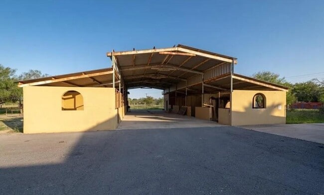 Building Photo - 10680 La Homa Rd