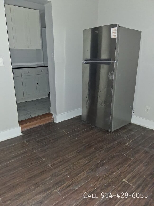 Building Photo - 23 E 4th St