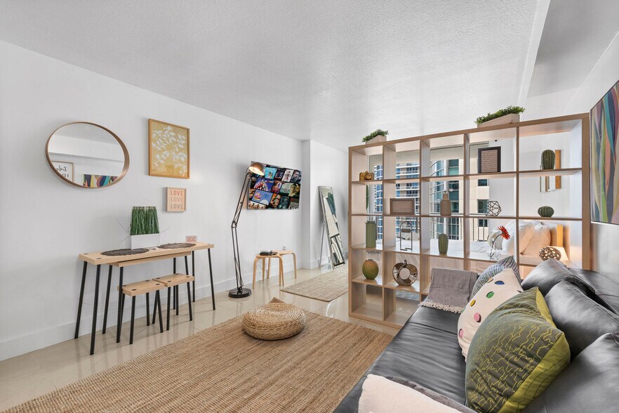 Building Photo - 1 SE 12th St