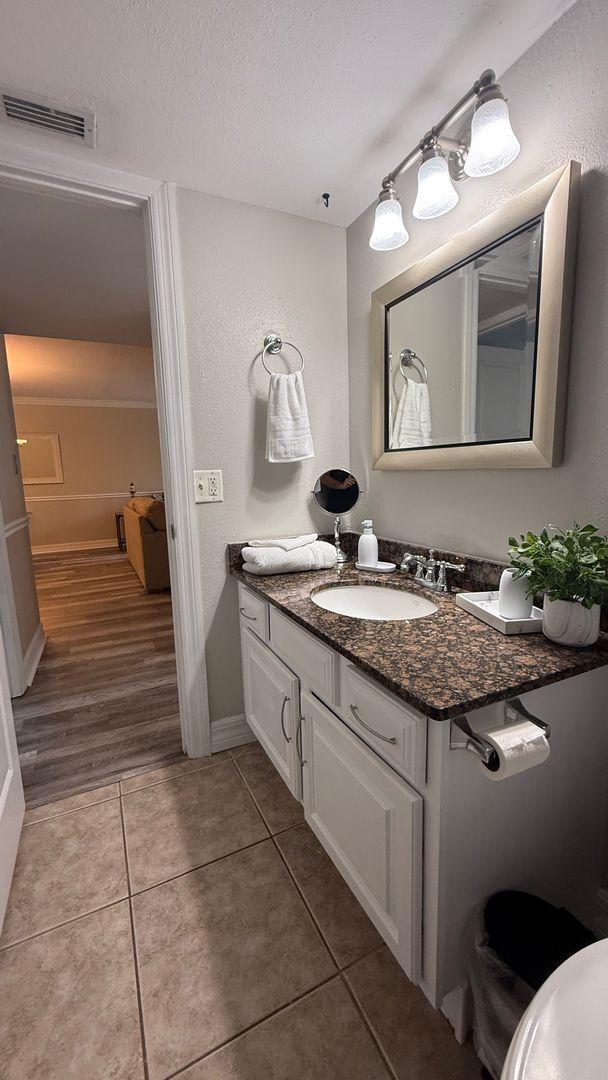Building Photo - Charming 2/2 Seasonal Rental in Sarasota – Minutes from the Beach! Private Courtyard Included!!