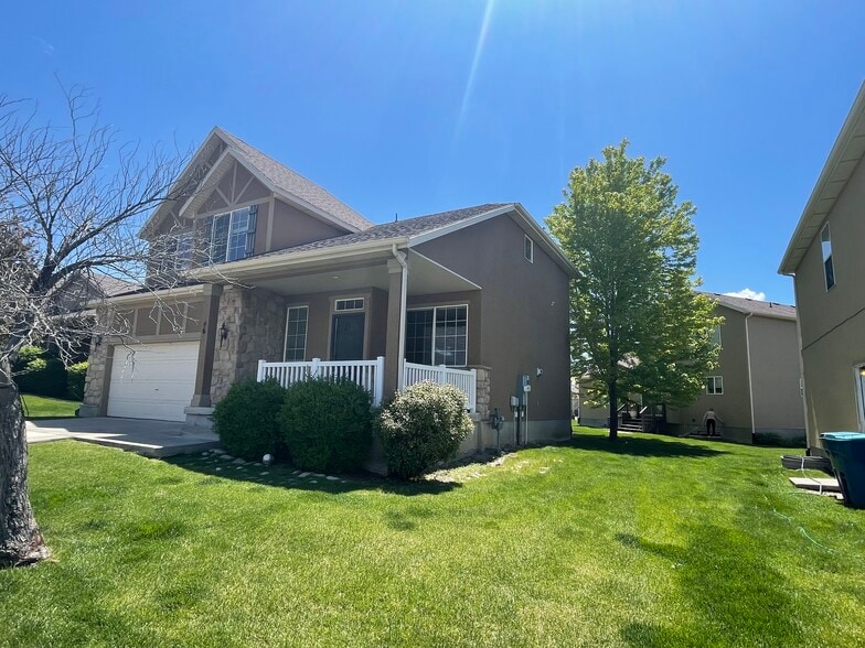 Side View - 466 E Apple Grove Ln