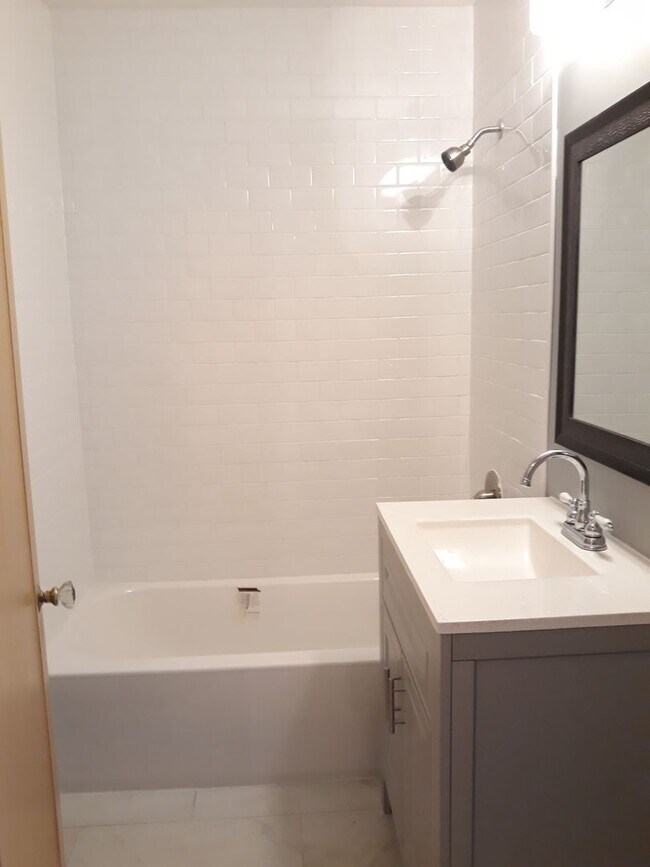 Building Photo - 2 Bed/1 Bath Apt- Upper-level unit with Re...