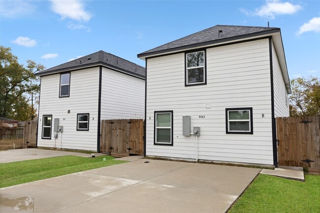 Building Photo - 7804 Crestview Dr