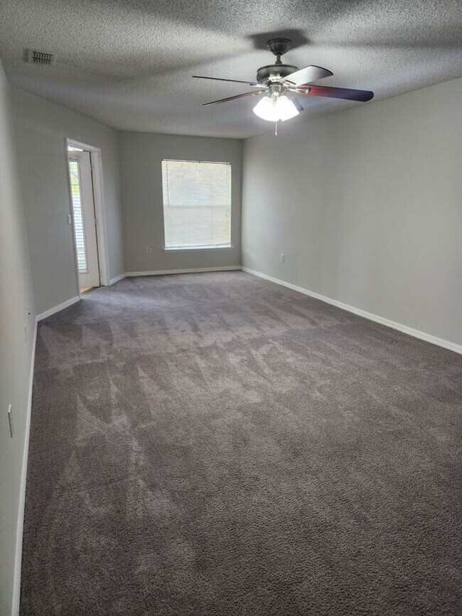 Building Photo - 4/2 Contemporary Style house