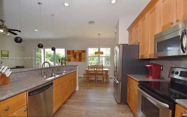 Building Photo - 743 Tulip Cir