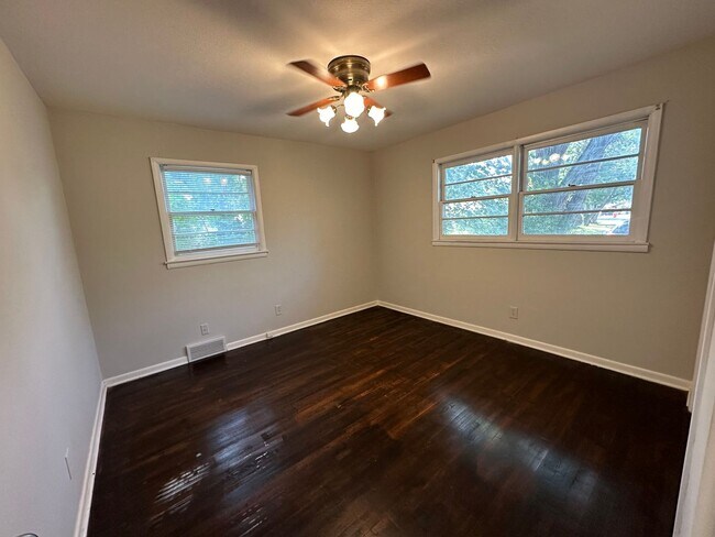 Building Photo - Updated 3 Bedroom Home with Large Kitchen ...